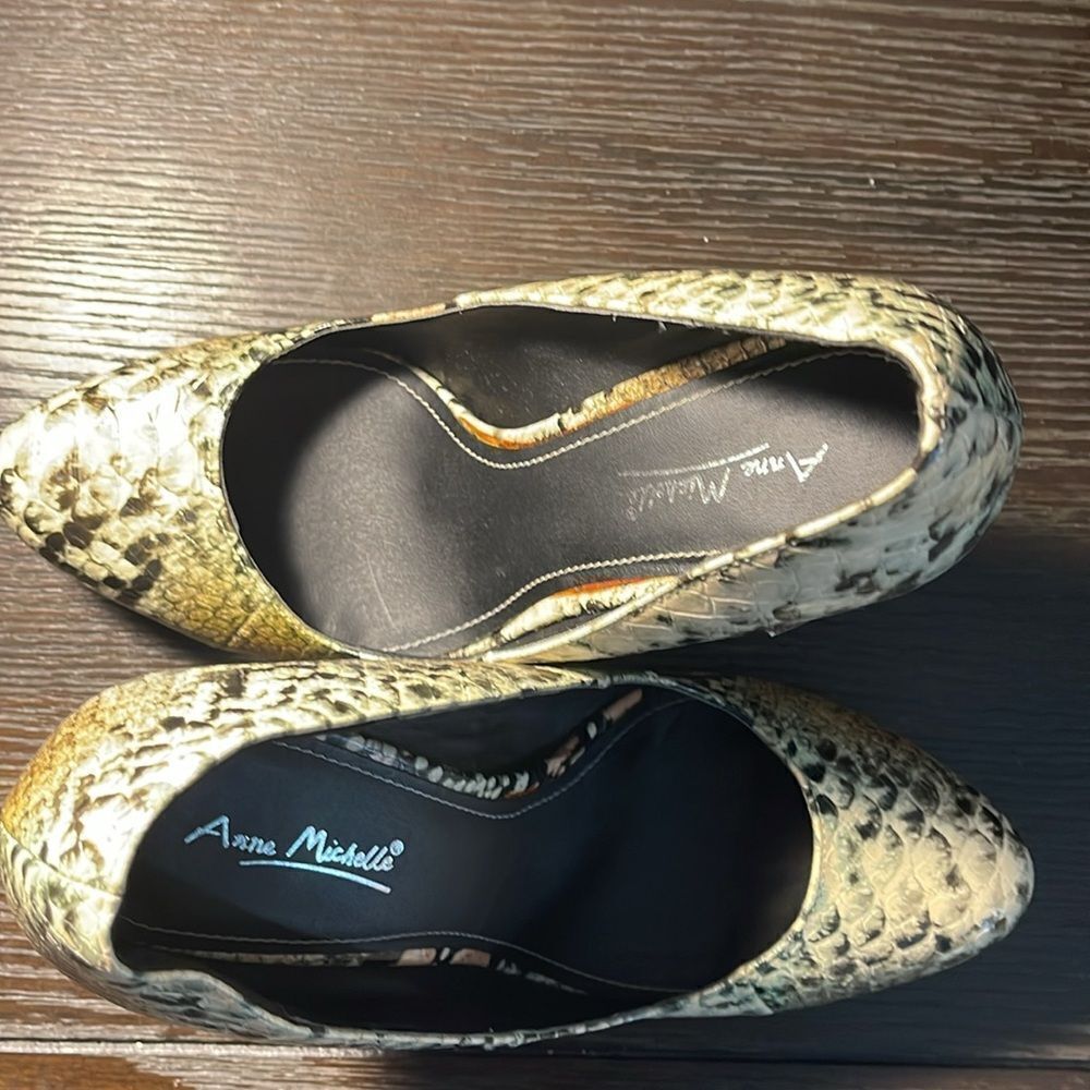 Anne Michelle Women's Snakeskin Pumps - Picture 8 of 9